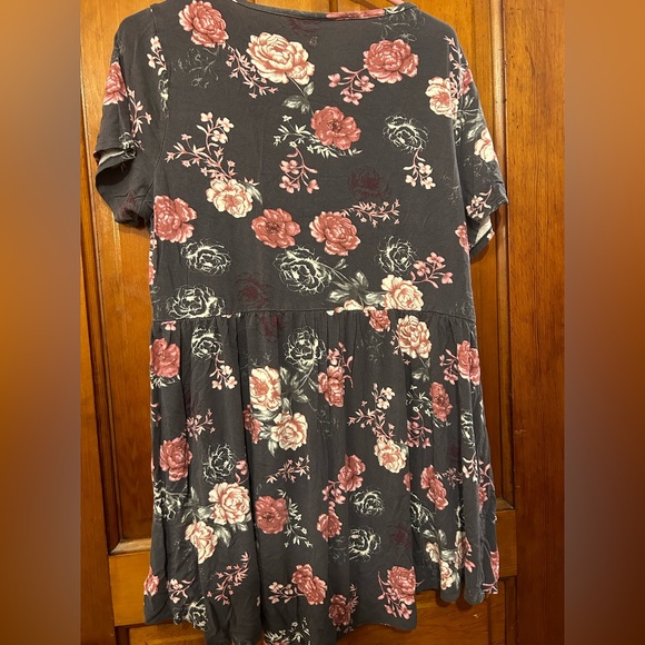 Torrid Gray and Pink Floral Short Sleeve Scoop Neck Babydoll Button Shirt Size 0 - Picture 2 of 4